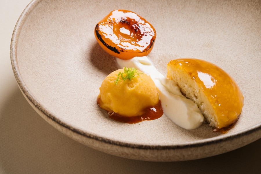 Nouvo Bourg: Dessert Baba Natoletano, Aprikose in Texturen, Schlagrahm, Sorbet.