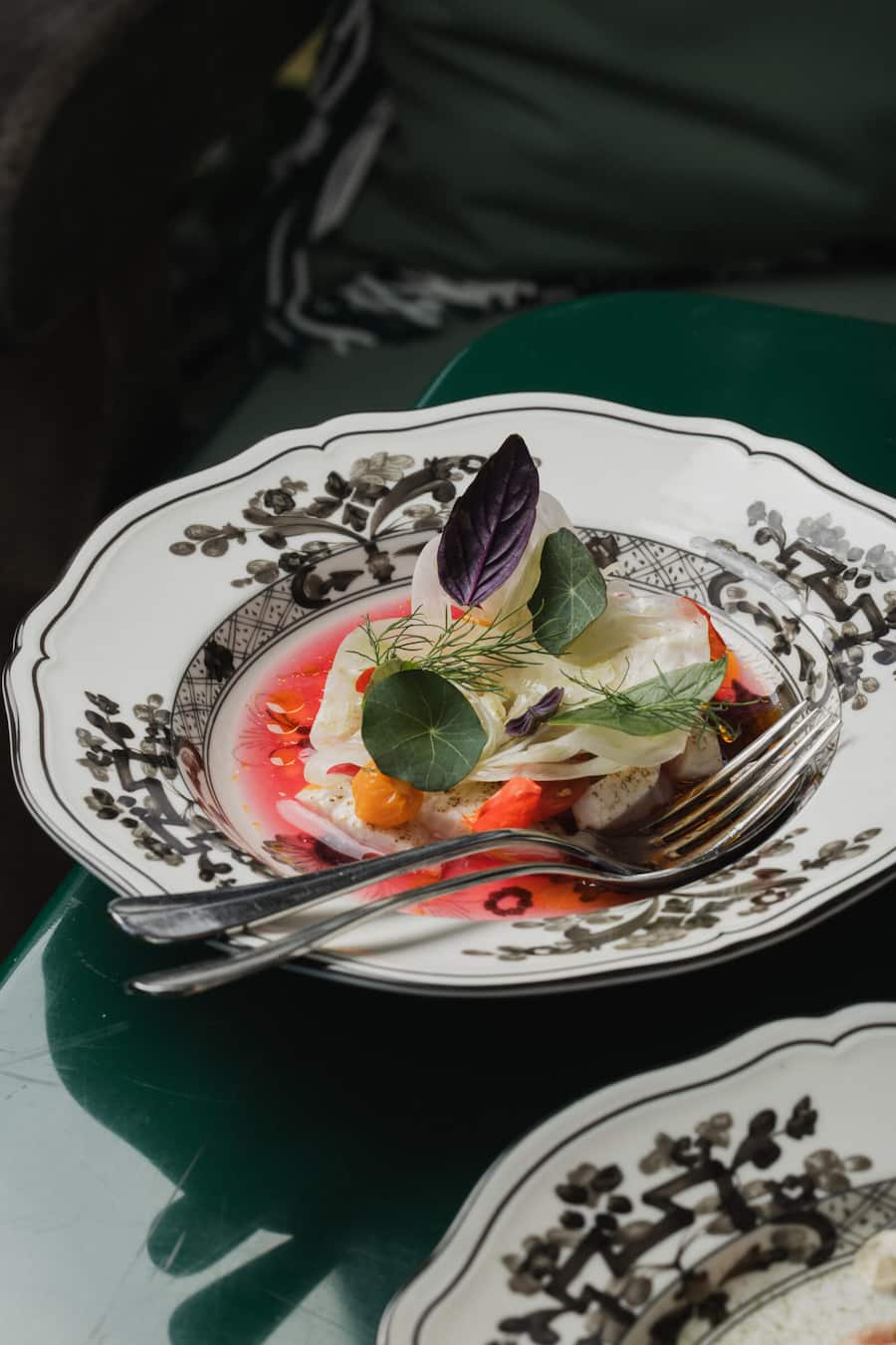 Raffinierter Start ins Sommermenü von Chef Nicolas: Ceviche vom Zander, mit Physalis. Zum Teilen!