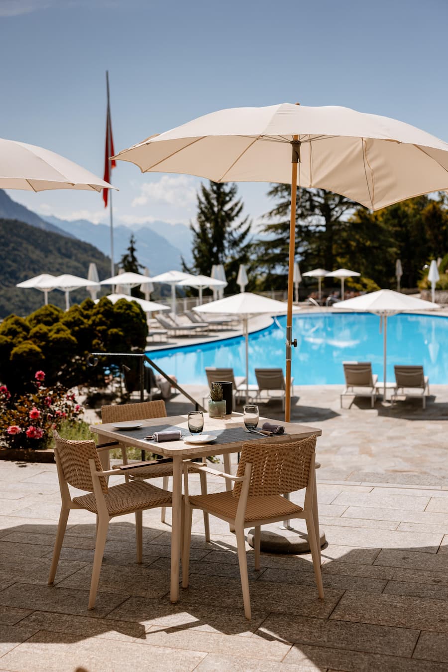 Restaurant Oak Grill & Pool Patio.