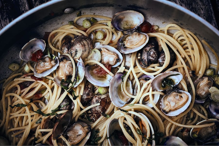 Salzige Meeresluft auf dem Teller: In Küstenregionen greift die Tessinerin gerne zu Pasta alle vongole oder frischem Fisch.