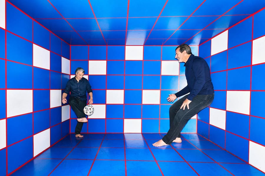 Sie jonglieren barfuss: Murat Yakin und Andreas Caminada beim Shooting im «Wow»-Museum Zürich.