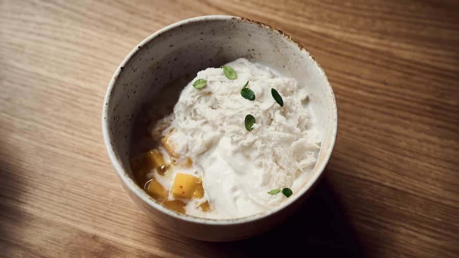 Thaimango, Reis-Espuma mit Saké und Ingwer sowie geschabtes Kokos-Granité Restaurant Soï28, Zürich Küchenchef: Miguel Marques, Stefan Heilemann