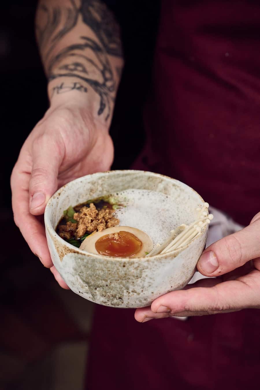 Ramen mit Hühnerfond, Pouletschenkel und Mestballs, Sojaei, Eiernudeln, Thai-Kräuter, Nussbutter, Hühnerhaut Soï 28, Zürich