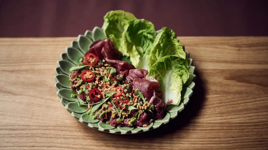 Swiss Beef Tatar, Trockenfleisch vom Château Raymondpierre, Koriandercreme, Thai-Vinaigrette mit Tamarindpaste Restaurant Soï28, Zürich Küchenchef: Miguel Marques, Stefan Heilemann