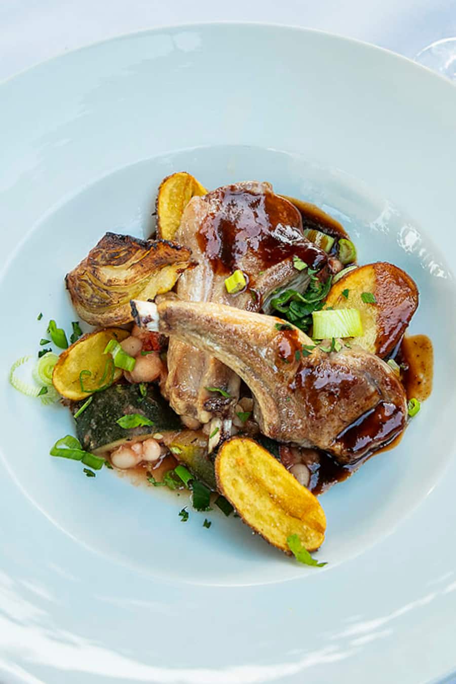 Soulfood à la «Rubina»: Lammkoteletts «Provençale» mit Rosmarinjus & gebratenem Gemüse.