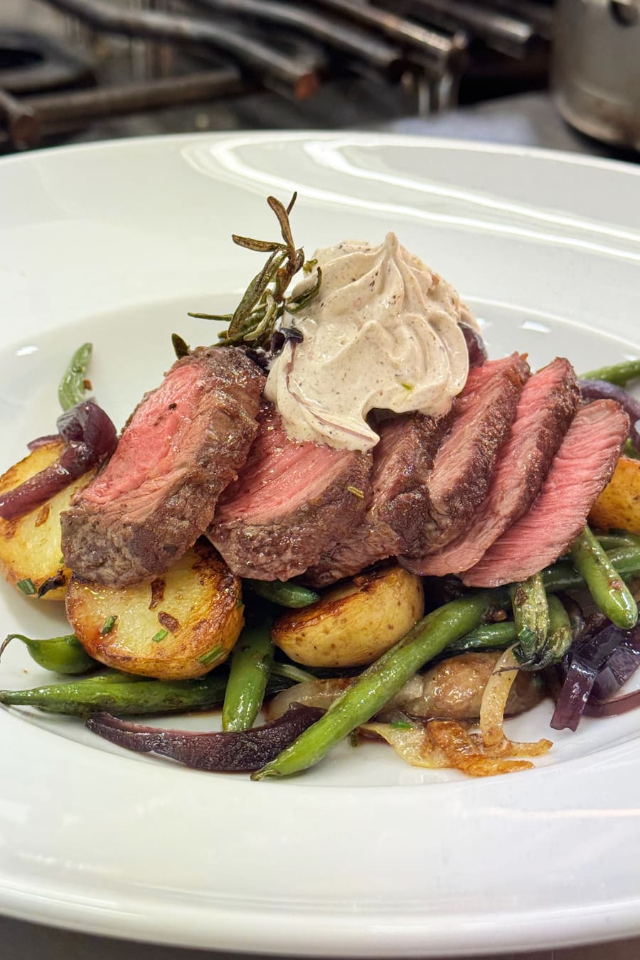 Soulfood à la «Rubina»: Tagliata «Niçoise» mit Olivenbutter & Bohnen.