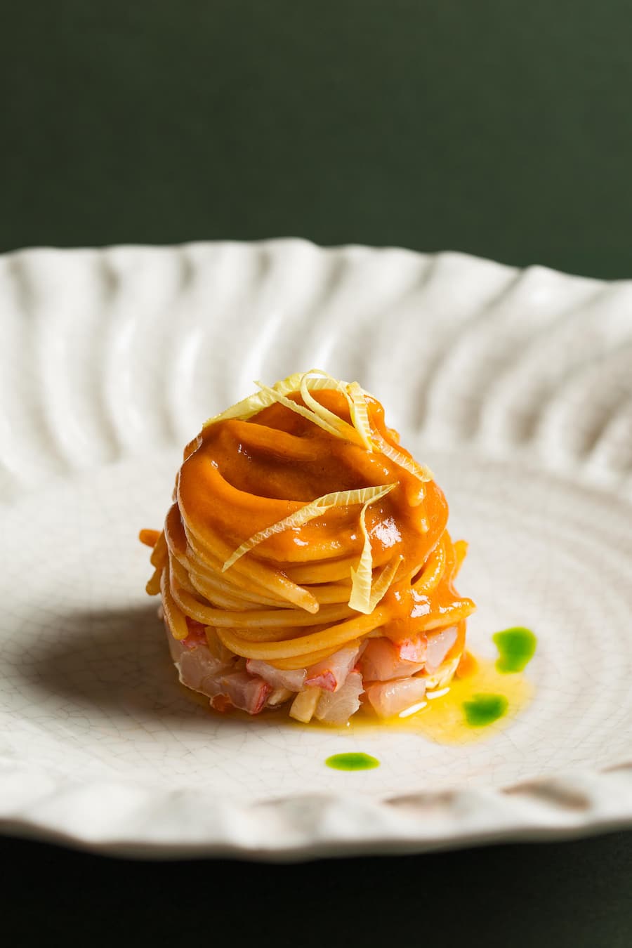 Spaghetti, raw red mullet and its jus.