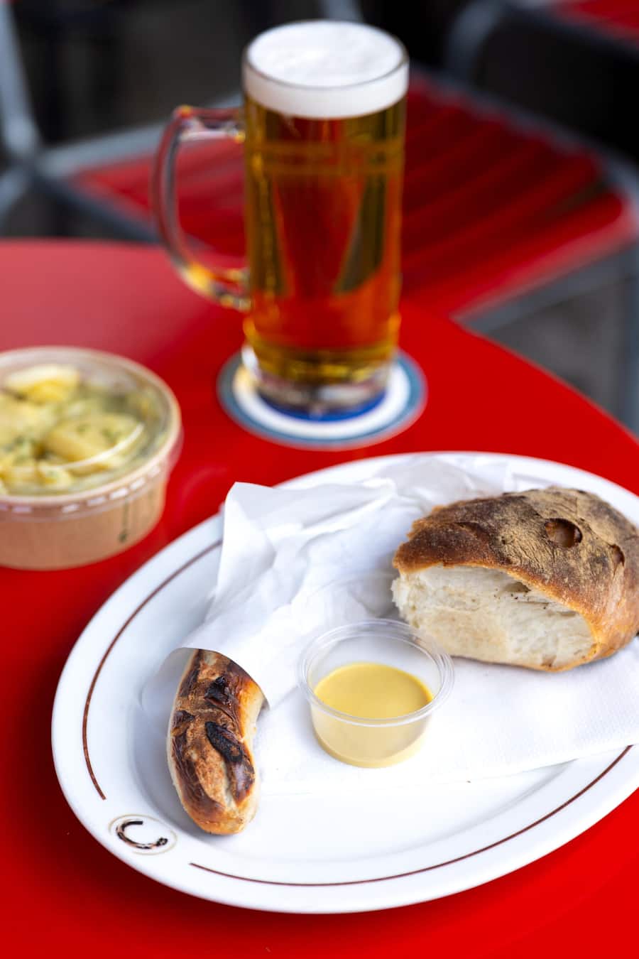 Sternen Grill_Böni tranchiert Fotografiert im Sternen Grill am Bellevue, Zürich.20 Mai 2026 St.Galler Bratwurst,Bürli, Senf und ein Bier!