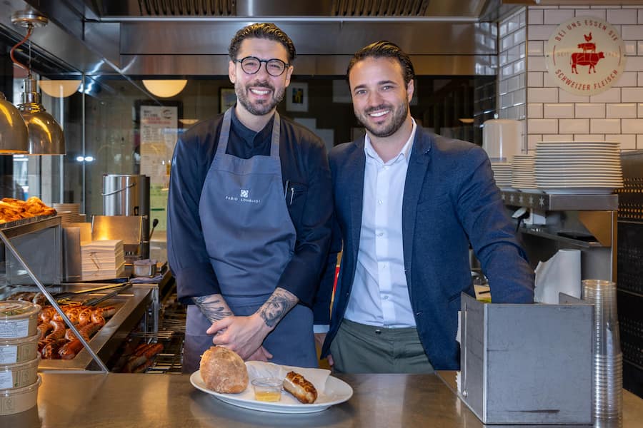Sternen Grill_Böni tranchiert Fotografiert im Sternen Grill am Bellevue, Zürich.20 Mai 2026 Boss Tim Rosenberger und Küchenchef Fabio Lombardi (mit Brille)