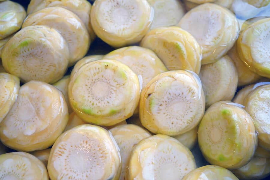 T9EYYT Artichoke heart bottoms in water at an Italian farmers market