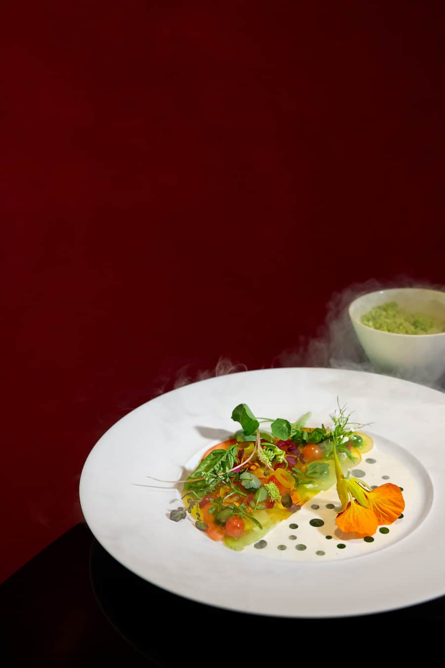 Verschiedene TomatenTomaten- ChutneyGeräucherter Burrata und Kapuziner-ÃlJalapeño-Apfel-Granité, Kräuter, 1732 Vals mit Marcel Koolen im Kräutergarten- Juni 2026 - copyright samir seghrouchni