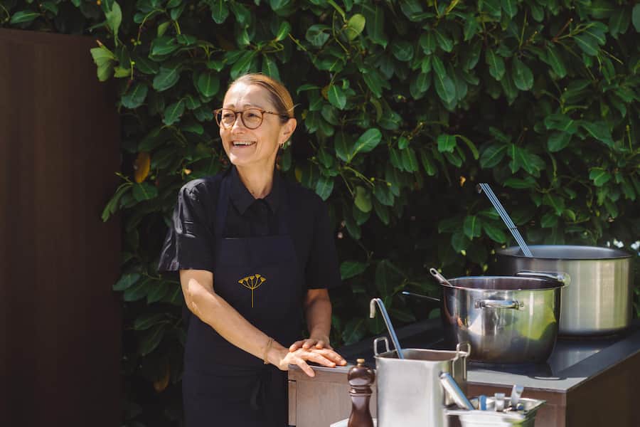 Trinkt an heissen Tagen warmen Minzetee zur Erfrischung: Starchef Tanja Grandits.