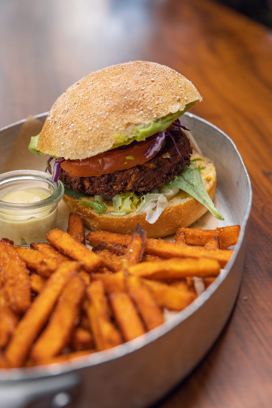 11.06.2026, Zürich, Restaurant Bank, Gericht; Vegan Burger mit Sweet Potato Fries (photo by Rémy Steiner for Gault Millau)