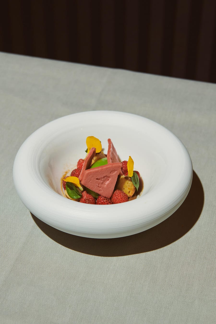 Die ersten Walderdbeeren der Saison mit Sauerampfer-Sorbet und weisser Schokolade von André Siedl