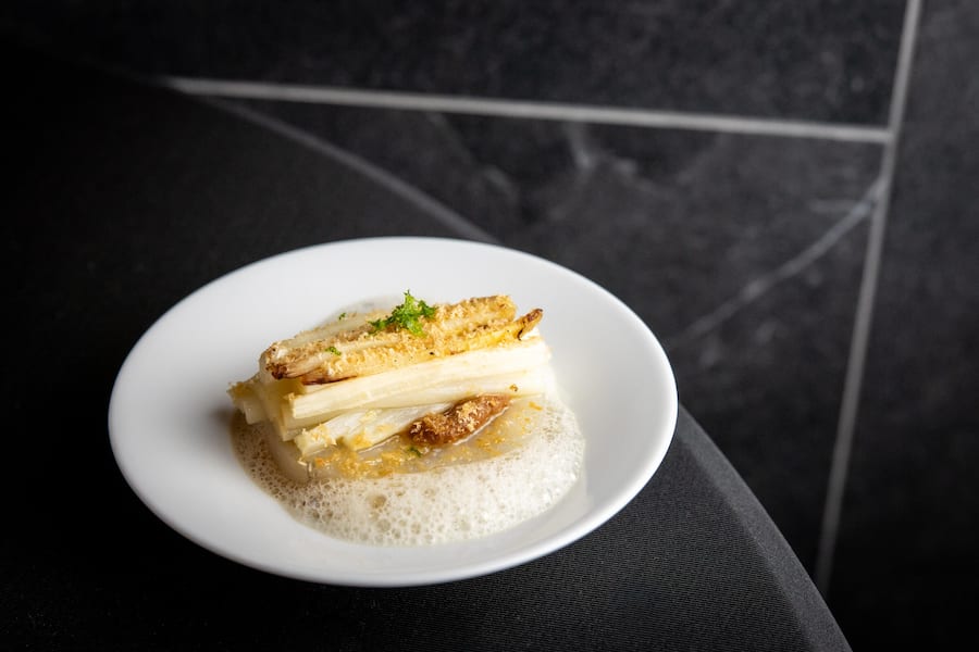 Zander, Brioche-Miso, Weisser Spargel Fischerblick / Aurélien Mettler