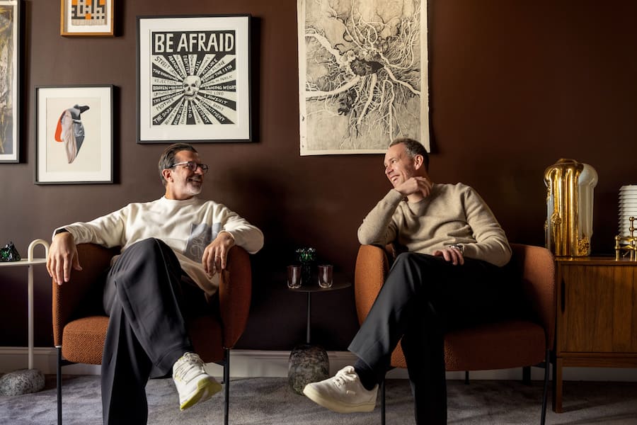 Ziemlich relaxt im Private Dining-Bereich des Dreisterne-Restaurants: Andreas Caminada und Weltstar Björn Frantzén.