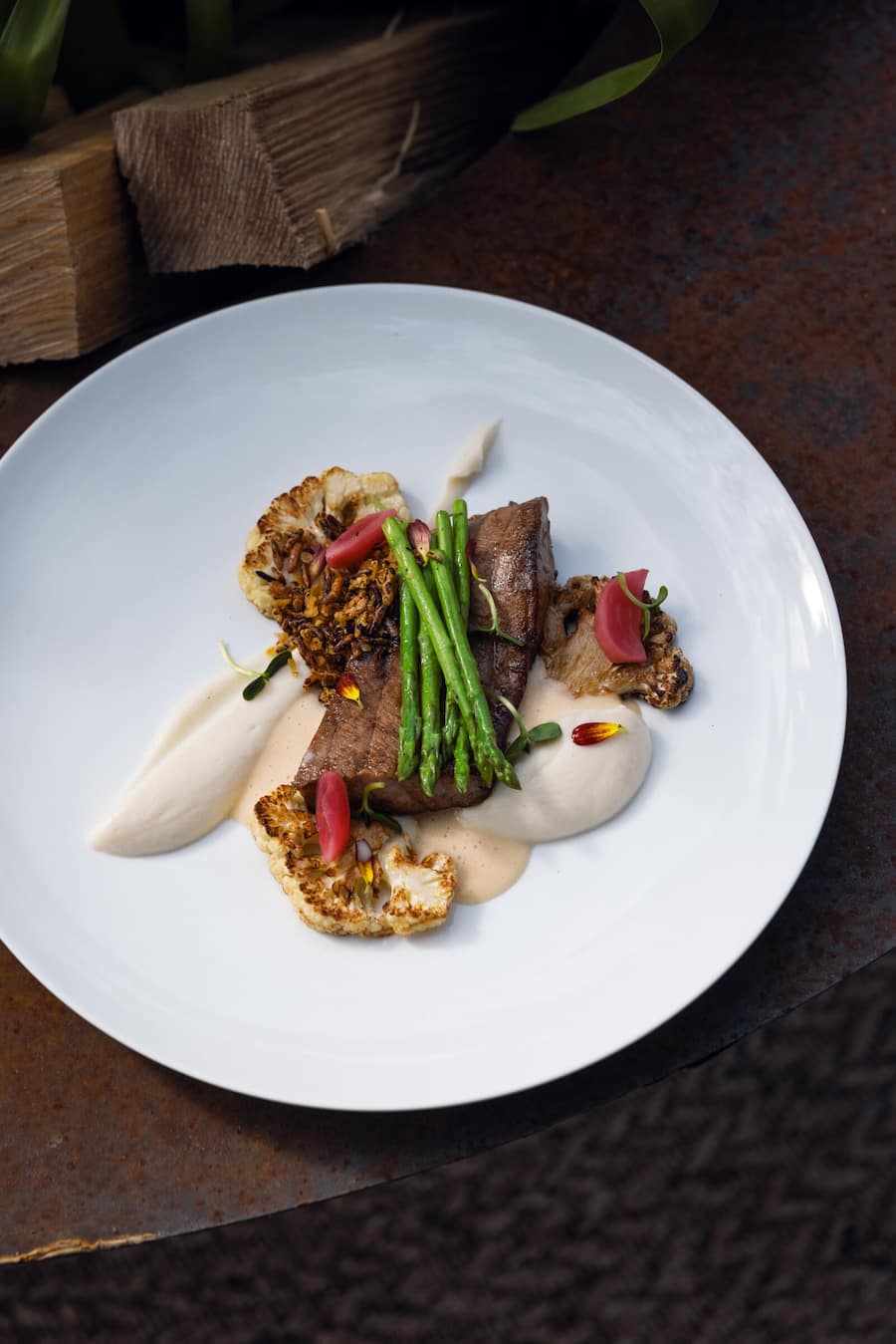 10.06.2026, Hurden SZ, Restaurant PUR, Gericht; Gebratener Karpfen mit gebratenem Blumenkohl, -mousse, grünem Thai-Spargel, Zwiebel-Crunch und Beurre blanc (photo by Rémy Steiner for Gault Millau)
