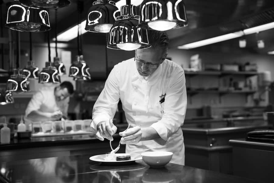Küchenchef Gregor Zimmermann, im Hintergrund Eric Henck - Bellevue Palace Bern - Swiss Deluxe Tour Juli 2022 - Copyright Olivia Pulver - 04.07.2022