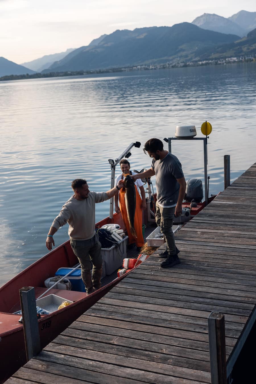 10.06.2026, Hurden SZ, Restaurant PUR, Auf dem See mit Fischer Andreas Braschler und den Starchefs Tarik Lange & Adrian Bührer (photo by Rémy Steiner for Gault Millau)