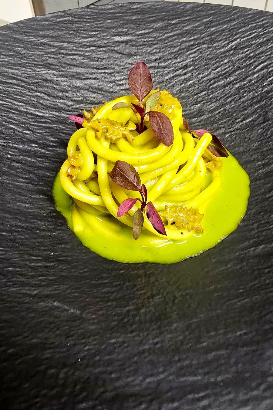 Bigoli, natürlich hausgemacht, mit Morcheln, Petersiliensud und Verjus.