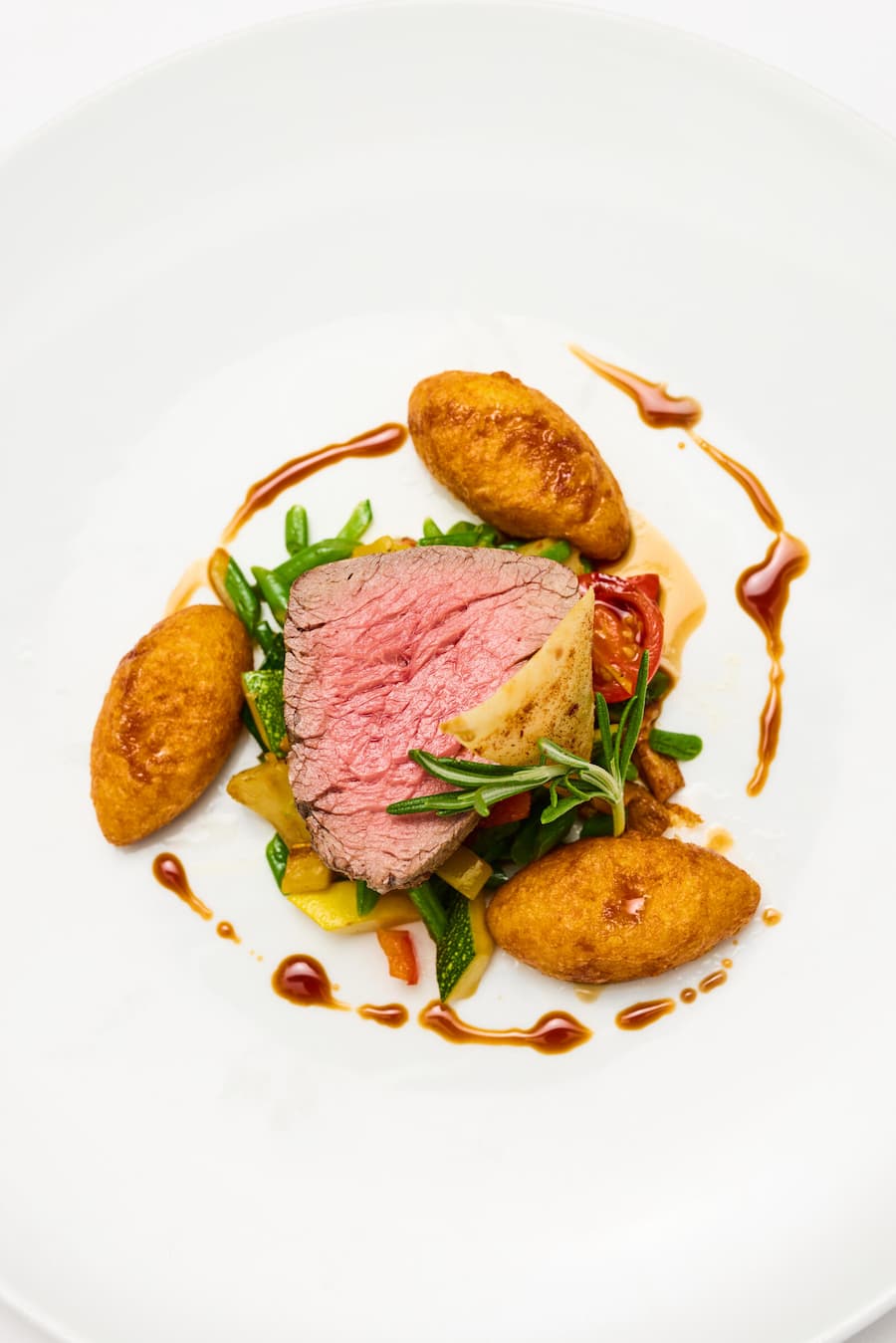 Butterzart: Rindsfilet mit Rotweinsauce & Gemüse by Martin Thommen.