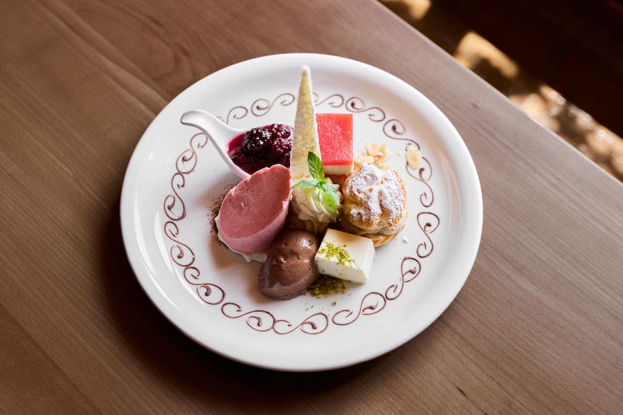Dessert mit Windbeutel Mokafüllung, marinierten Himbeeren, Holunderpudding, Schokomousse, Himbeertarte