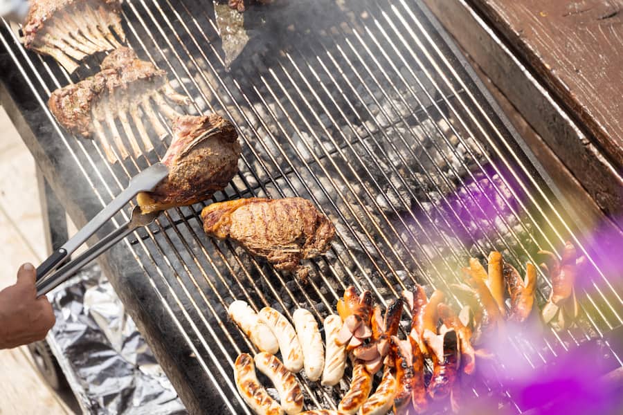 Der «Alpine Roast» ist das kulinarische Highlight am Samstag: Grosses Grillgut, regionale Spezialitäten und Genuss mit Blick ins Val Roseg.