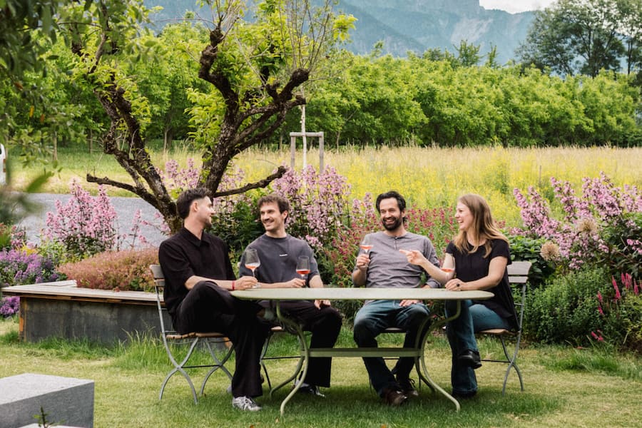 Der perfekte Wein für Sommerabende: Benny Müller, Dominik Hartmann, Marco Fromm und seine Frau Jasmine im wunderschönen Garten des Weinguts.