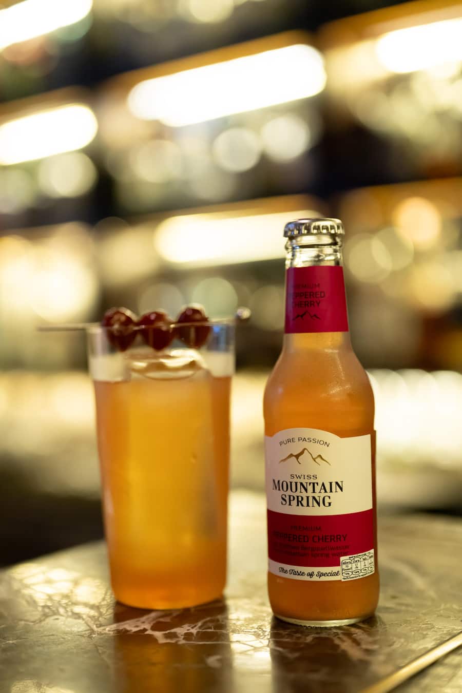 Drink mit dem Swiss Mountain Spring Peppered Cherry.