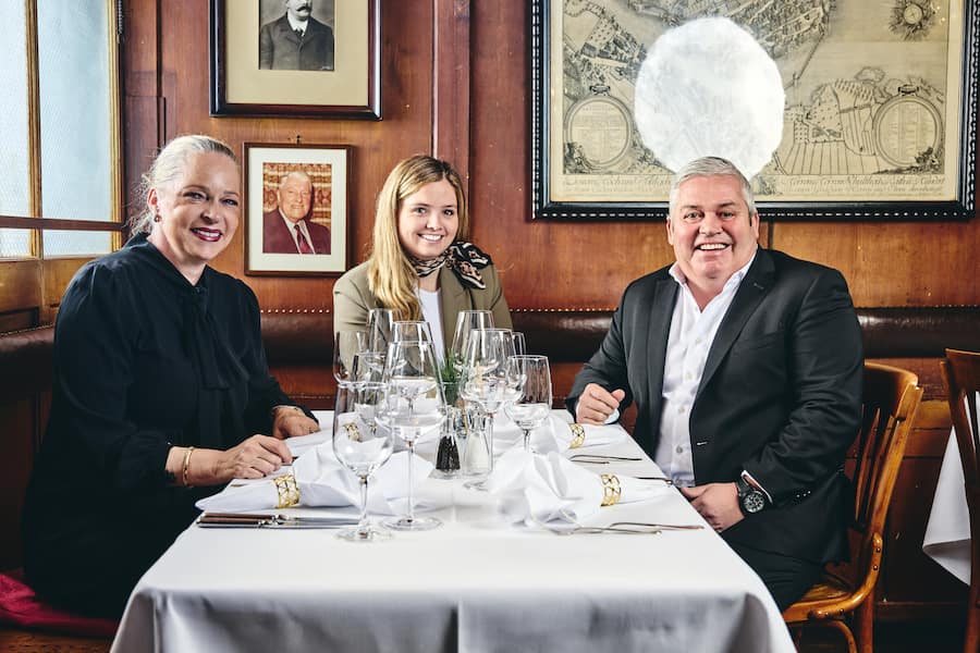 Erst «Galliker», jetzt auch noch «Schweizerhaus» in Engelberg: Quereinsteiger Tobias Meyer, Partnerin Alexandra Perren und Tochter Nina powern in der Innerschweiz.