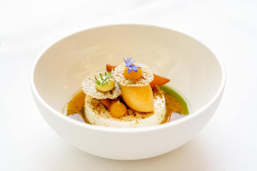 Kay Baumgardt (Gasthaus zur Fernsicht)Fermentierte Aprikose als Sorbet; eingelegte Aprikosen; Majoranöl; gestockter Sauerrahm; Brotchip © Pascal Grob