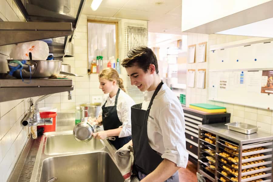 Gehört auch zum Job: Anna & Nils Thommen machen den Abwasch.