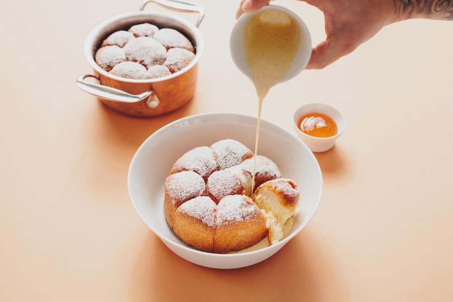 Kay Baumgardt, Patissier des Jahres,Zur Fernsicht Incantare in Heiden, Buchteln mit Vanillesauce, Foto: Digitale Massarbeit, Tanja und Simon Kurt Kay Baumgardt, Patissier, Fernsicht, Heiden, Buchteln © Digitale Massarbeit