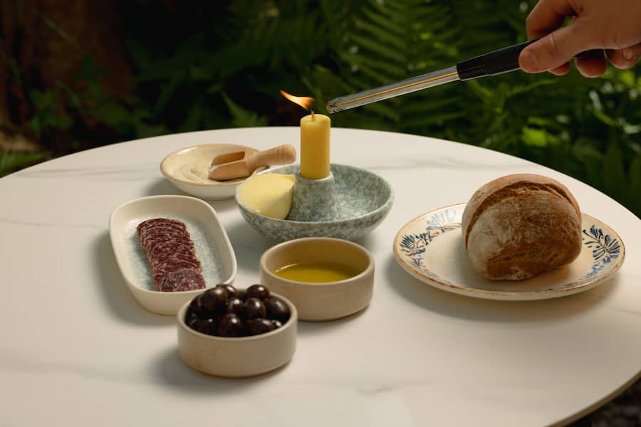 "Kerzenlichtbrot", Sauerteigbrot, Rosapfefferbutter, Knoblauchsalz, Olivenöl