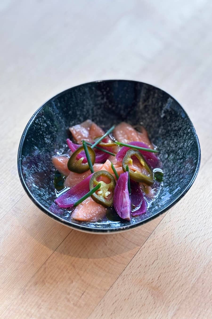 Lachsforelle mit roter Zwiebel und Jalapenos.