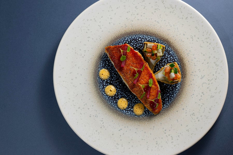 Knusprig gebratener Rouget (Rotbarbe), Artischocken Carciofini mit Sommergemüse, Ponzu-Emulsion