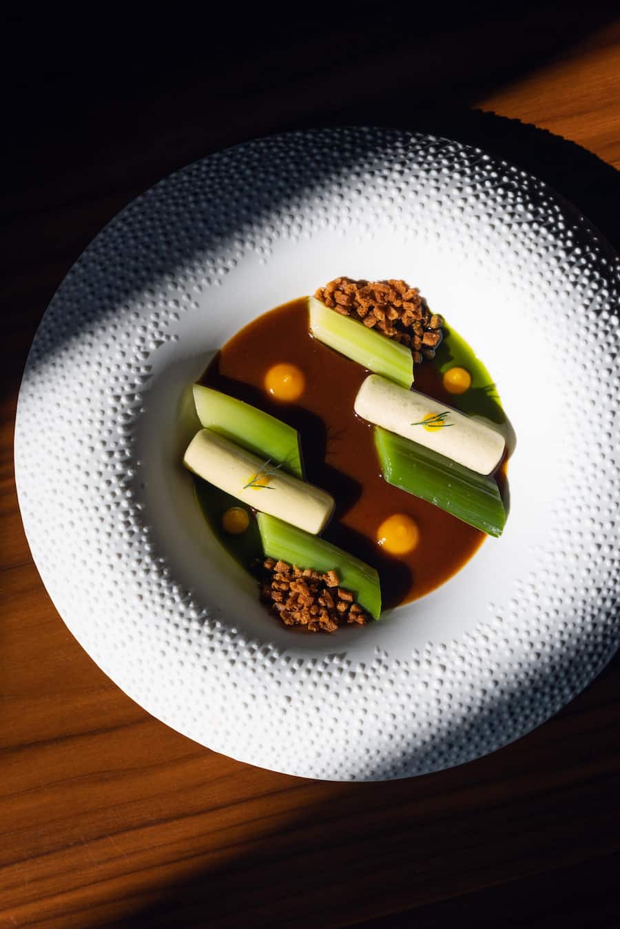 Mit Vin Jaune und Orangenblüten: Paillereaus Fine-Dining-Variante von Poireaux Vinaigrette.