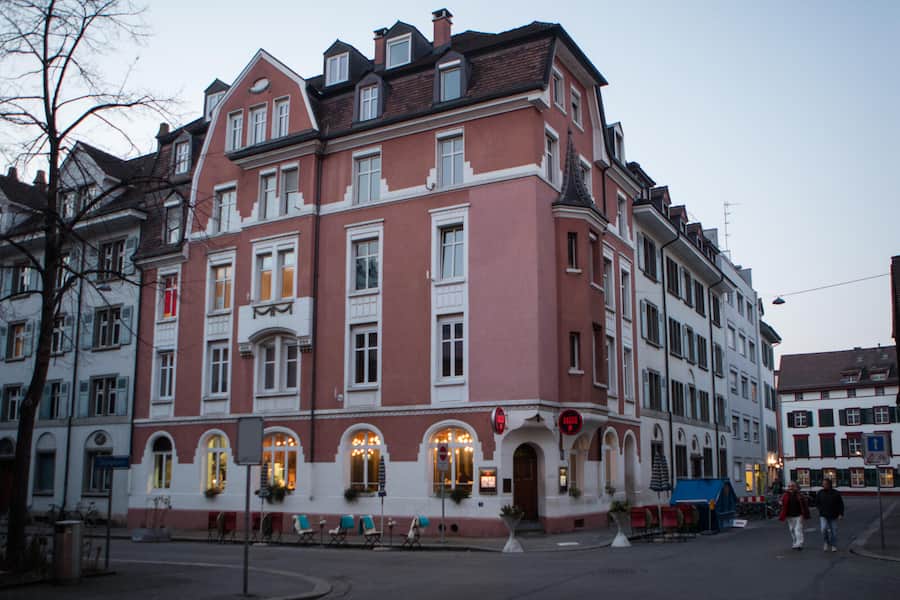ABGEGOLTEN Aussenansicht Winter Roter Baeren Bären Basel, 28.8.2017 © Marcus Gyger AN DAS ROTLICHTMILIEU VON EINST erinnert nur noch der Name: «Roter Bären». Jetzt ist das gestylte Esslokal samt Bar ein beliebter Ort für hungrige und durstige Nachtschwärmer. (SI_2017_11_aldente)