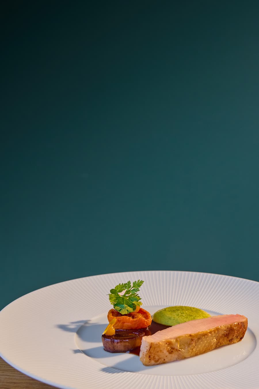 Martina Wilhelm: David Klocksin, Ribelmais poulet,aprikose, erbsen espuma, schalotten, jus - Sommelier's Choice Wöschi mit Martina Wilhelm, Juli 2026 - Copyright SamirSeghrouchni
