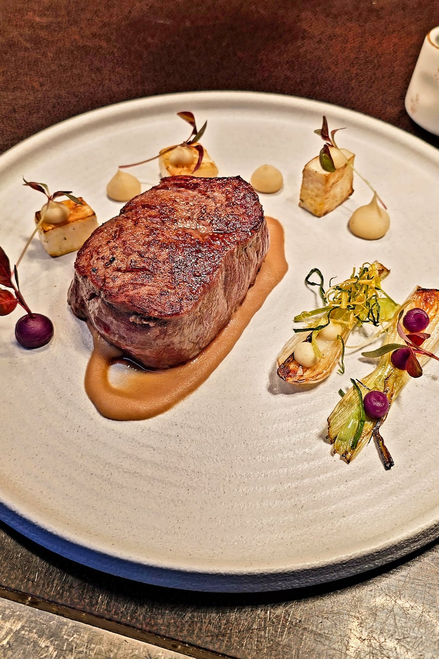 Rindsfilet | Sellerie | Fermentierte Schalottencreme | Frühlingslauch | Trüffeljus