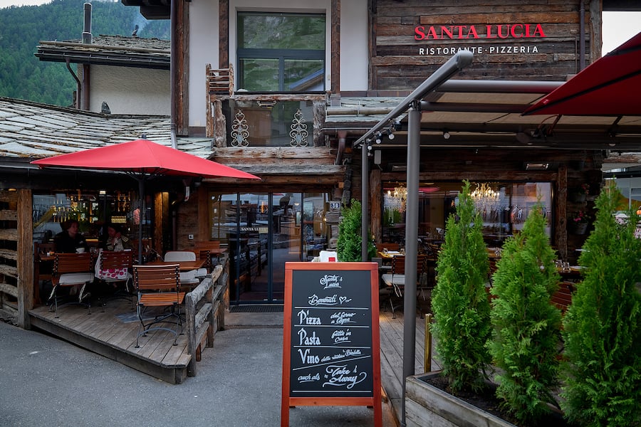 Zermatt, le 2 juin 2026, restaurant Santa Lucia avec Luma ( Marco Tessaro ), directeur du Santa Lucia, ( Fabio Tornabene, costume bleu ) et le chef Raffaele Perrucci , nous présentent un tagliatelles de Boeuf et et Carpaccio signé Luma © sedrik nemeth