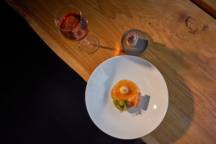 Martina Wilhelm: David Klocksin, tomate, lachsforelle, tomatenpuree und vinaigrette - Sommelier's Choice Wöschi mit Martina Wilhelm, Juli 2026 - Copyright SamirSeghrouchni