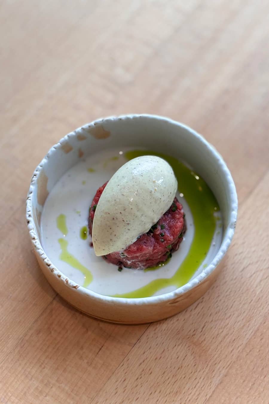 Swiss Wagyu Rindstatar mit Senfglace und Joghurt.
