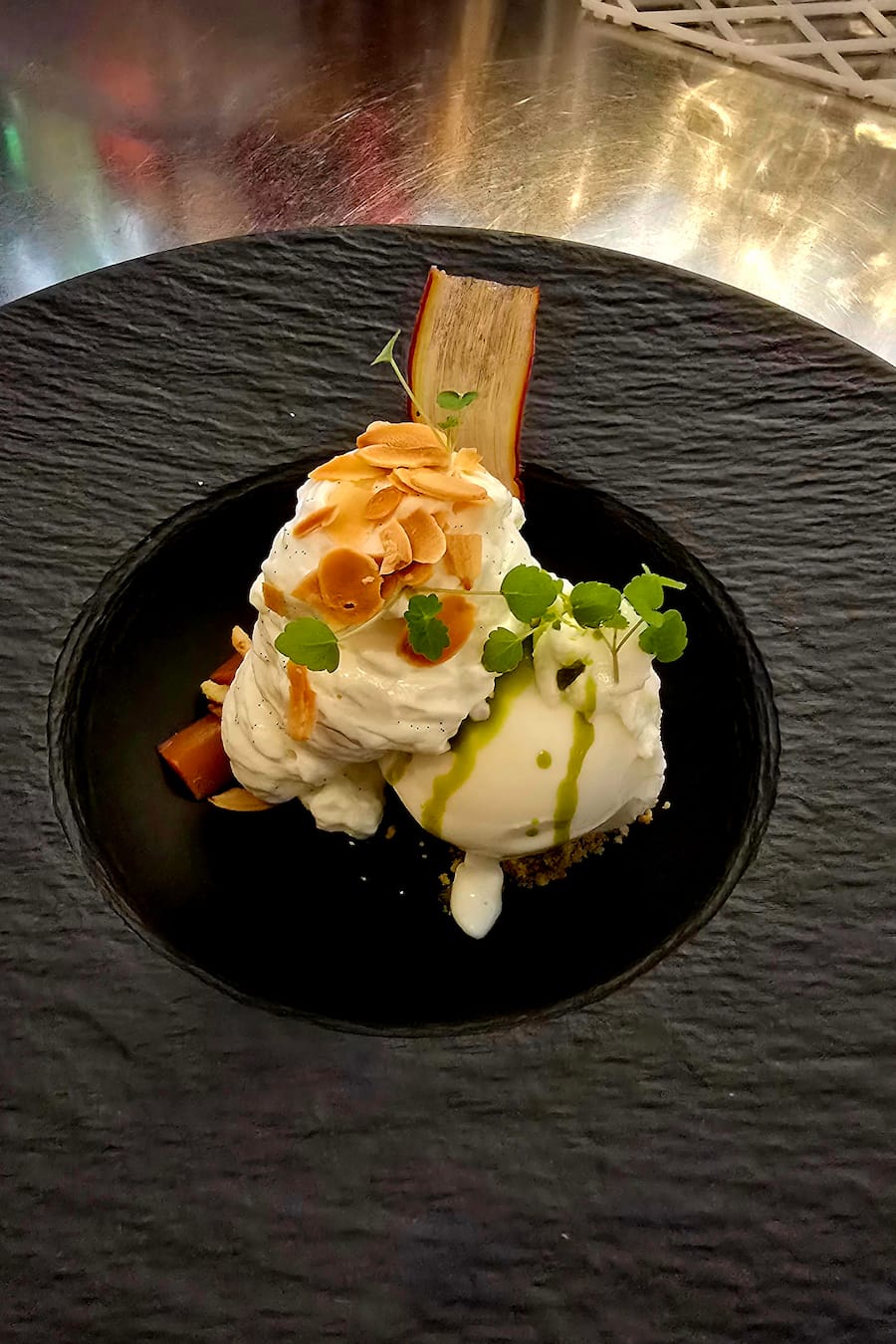 «Wildes» Dessert mit Rhabarber, Buttermilch. Vanille, Mandel & Sauerampfer.