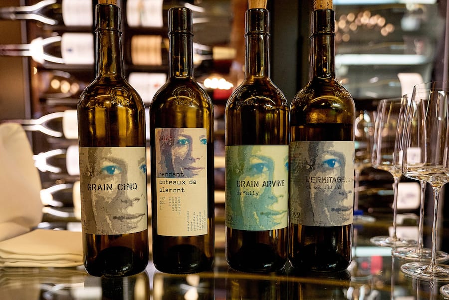 Zermatt, le 22 juillet 2026, Ici la sélection de Marie Thérèse Chappaz, Petite ravine extra brut 2022 ( sans étiquette) , fendant coteaux de lâamont 2025, Grain 5 2024, Grain Arvine 2024 et 2023, Grain Pinot Champ Dury 2024, 2019, Lâermitage , a lâaube des 100 ans , 2022 Grain noble petite arvine 2023 Wine and Dine Zermatterhof, avec Gilles Varone et Stefan Lünse © sedrik nemeth