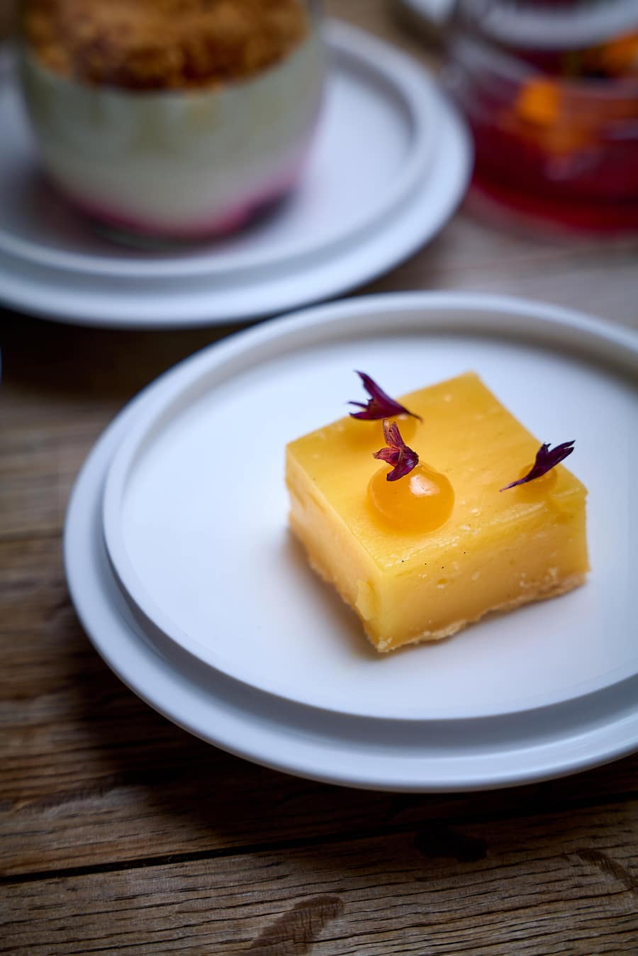 Zermatt, le 6 juillet 2026, Soirée Hess Selection au Zermatterhof Grand Hôtel , Les plats signatures de Stefan Lünse Aprikosen tarte , aprikosen Gel, zitronen schale Konfi julien © sedrik nemeth