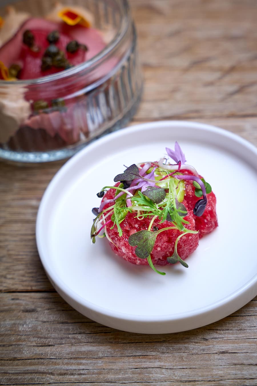 Zermatt, le 6 juillet 2026, Soirée Hess Selection au Zermatterhof Grand Hôtel , Les plats signatures de Stefan Lünse Eringer Tartare, Bachlauchmayonnaise © sedrik nemeth
