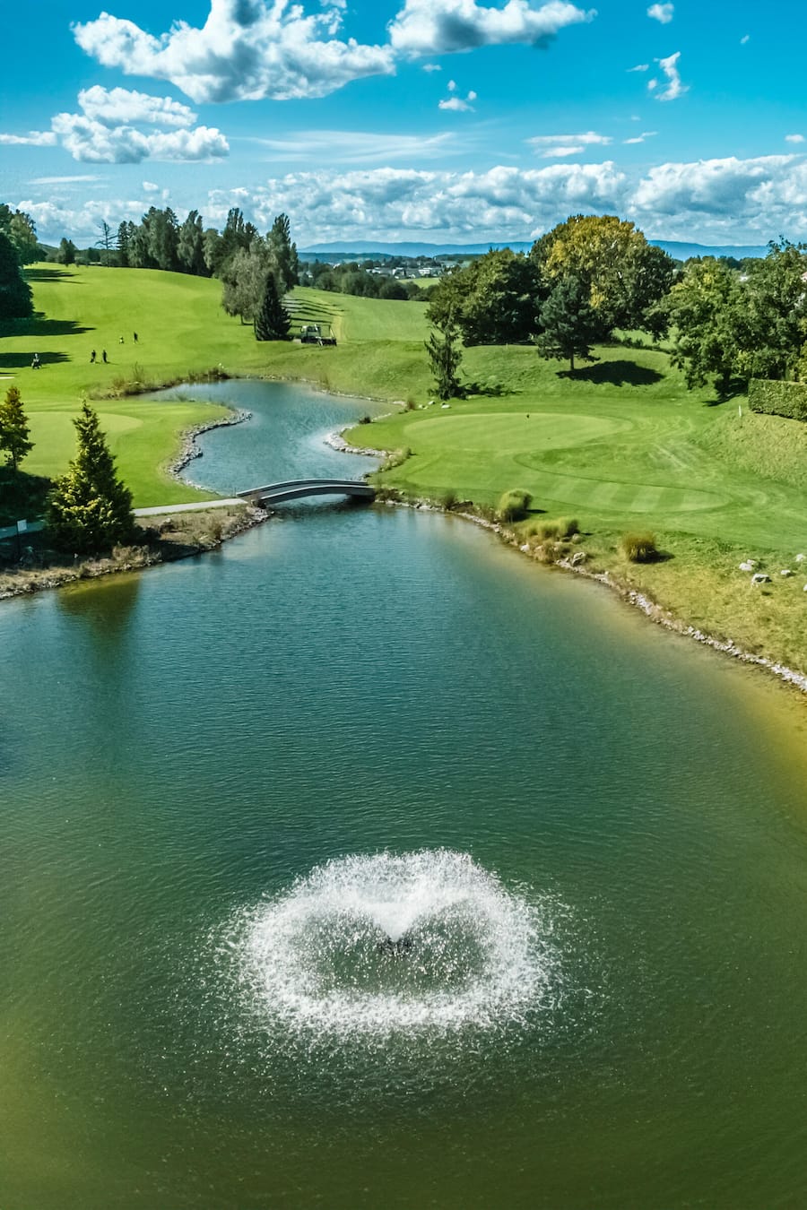 ASGI-Veranstaltung «Les Chefs» im Golfclub Blumisberg. Sechs Chefs (mit Lieblingswinzer) kochen für 112 Golfer. DROHNEAUFNAHME Fotografiert am 14.09.2025