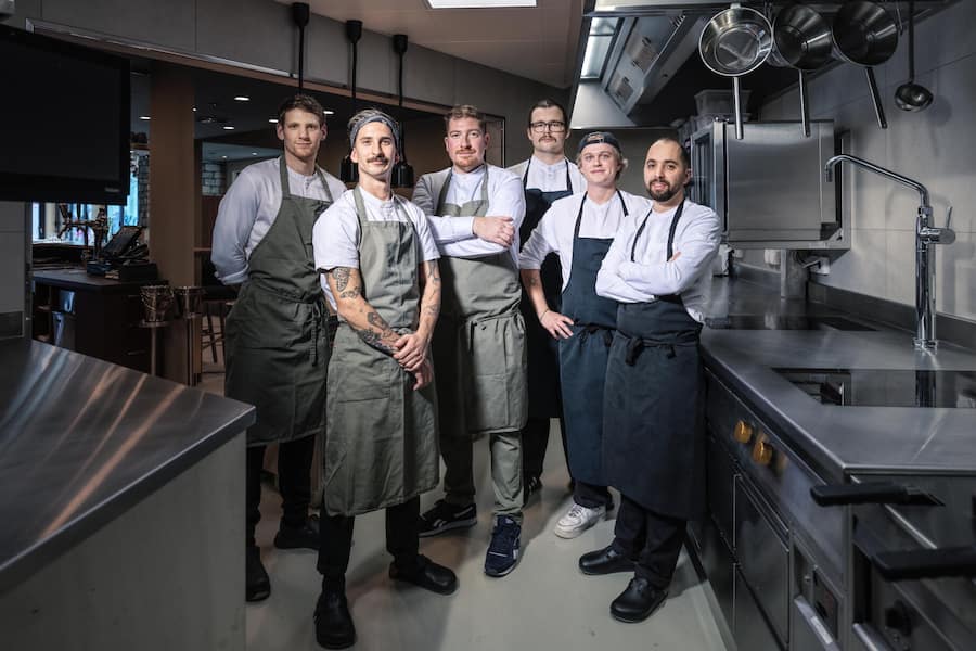Atelier Hess, Nicolas Lundgren (3.v.l) â Küchenchef & Lucas Fiorenza (2.v.l.) â Souschef, Engelberg