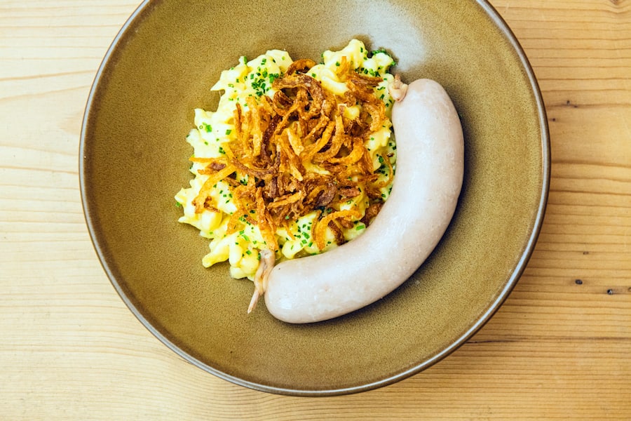 Aus der Löwenstobe Appenzeller Siedwurst mit Käsespätzli.